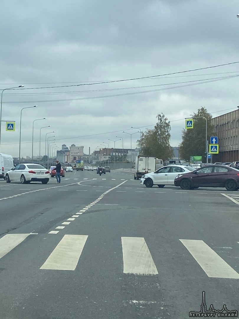 На Обводном канале БМВ притерся с Фольксвагеном. ￼Стоят посреди дороги.