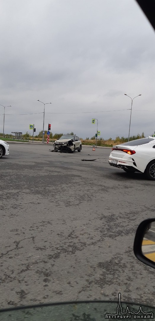 Как заработал светофор на перекрёстке Казакова и Героев, так опять начались аварии Suzuki поворачив...