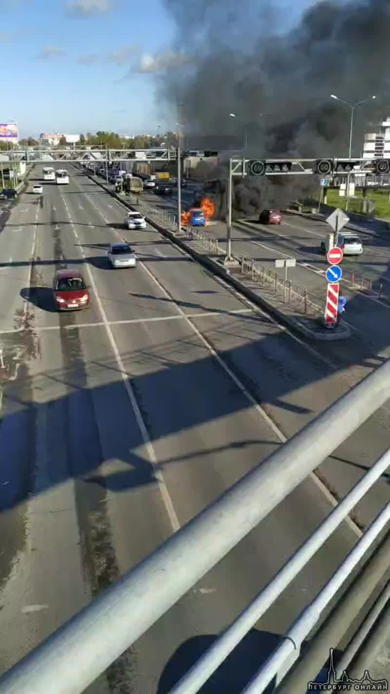 На Таллинском шоссе горит автомобиль перед постом ДПС