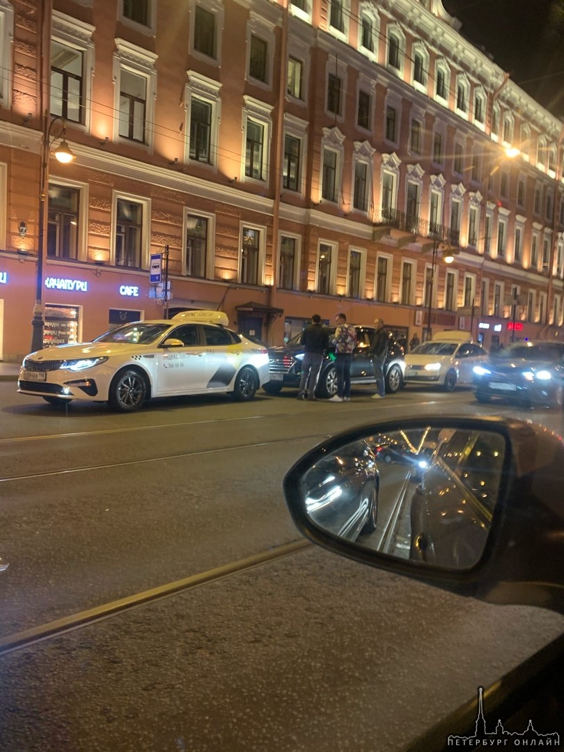 2 такси сыграли в паровозик с Hyundai на Литейном перед Невским. Проезду не особе мешают.