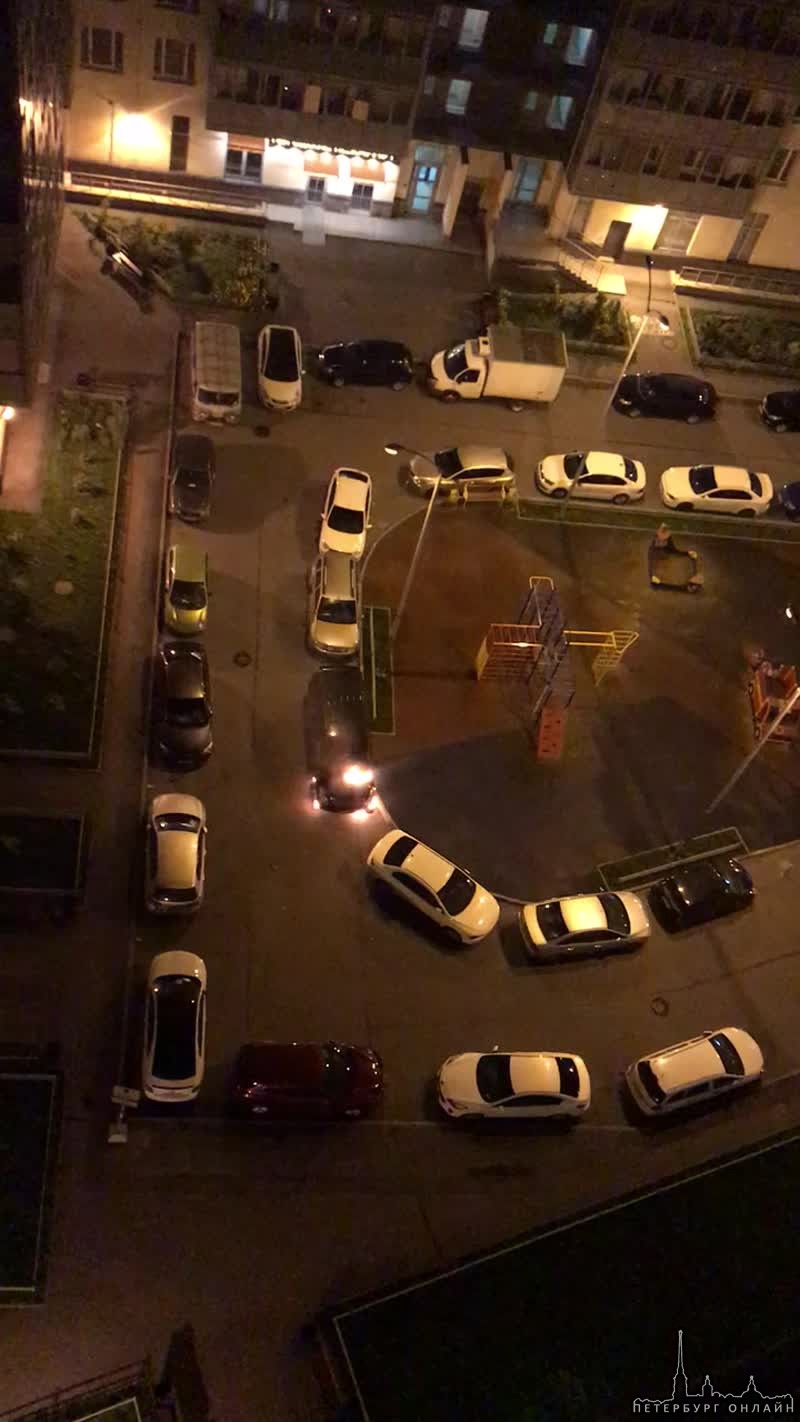 В городе Кудрово на Пражской у дома 13, ночью загорелся автомобиль