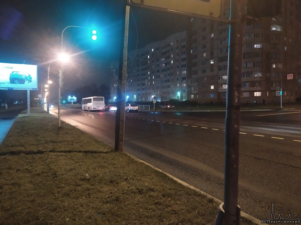ДТП с участием автобуса и легкового автомобиля на перекрёстке проспекта Народного ополчения и улицы ...