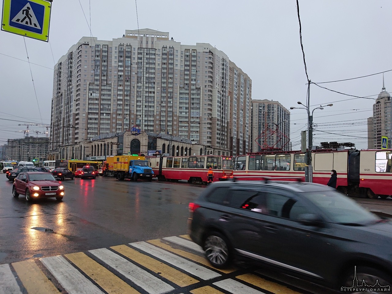 На перекрестке Коломяжского и Испытателей автобус притёр трамвай, трамвай перекрыл Коломяжский. Гарм...