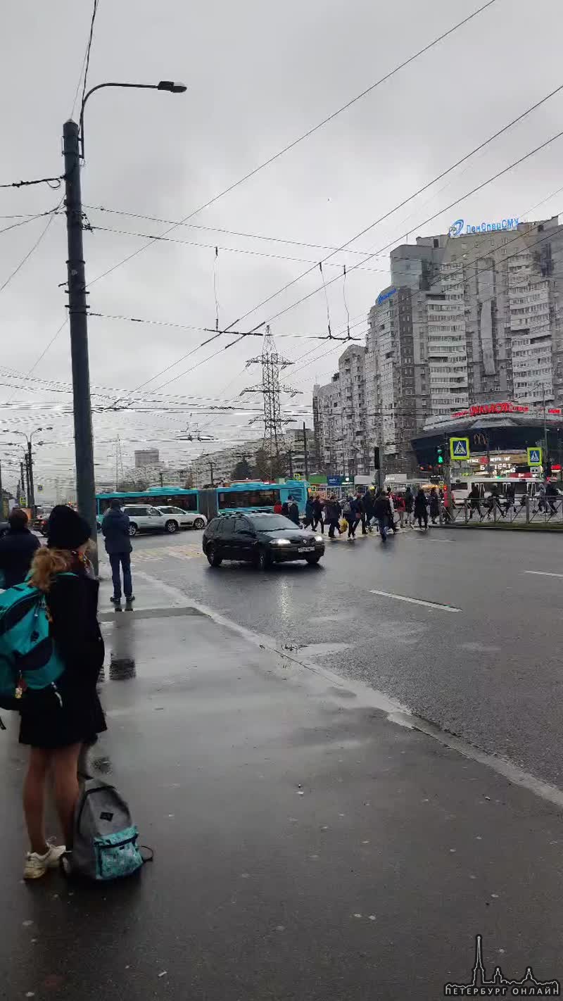 На перекрестке Коломяжского и Испытателей автобус притёр трамвай, трамвай перекрыл Коломяжский. Гарм...