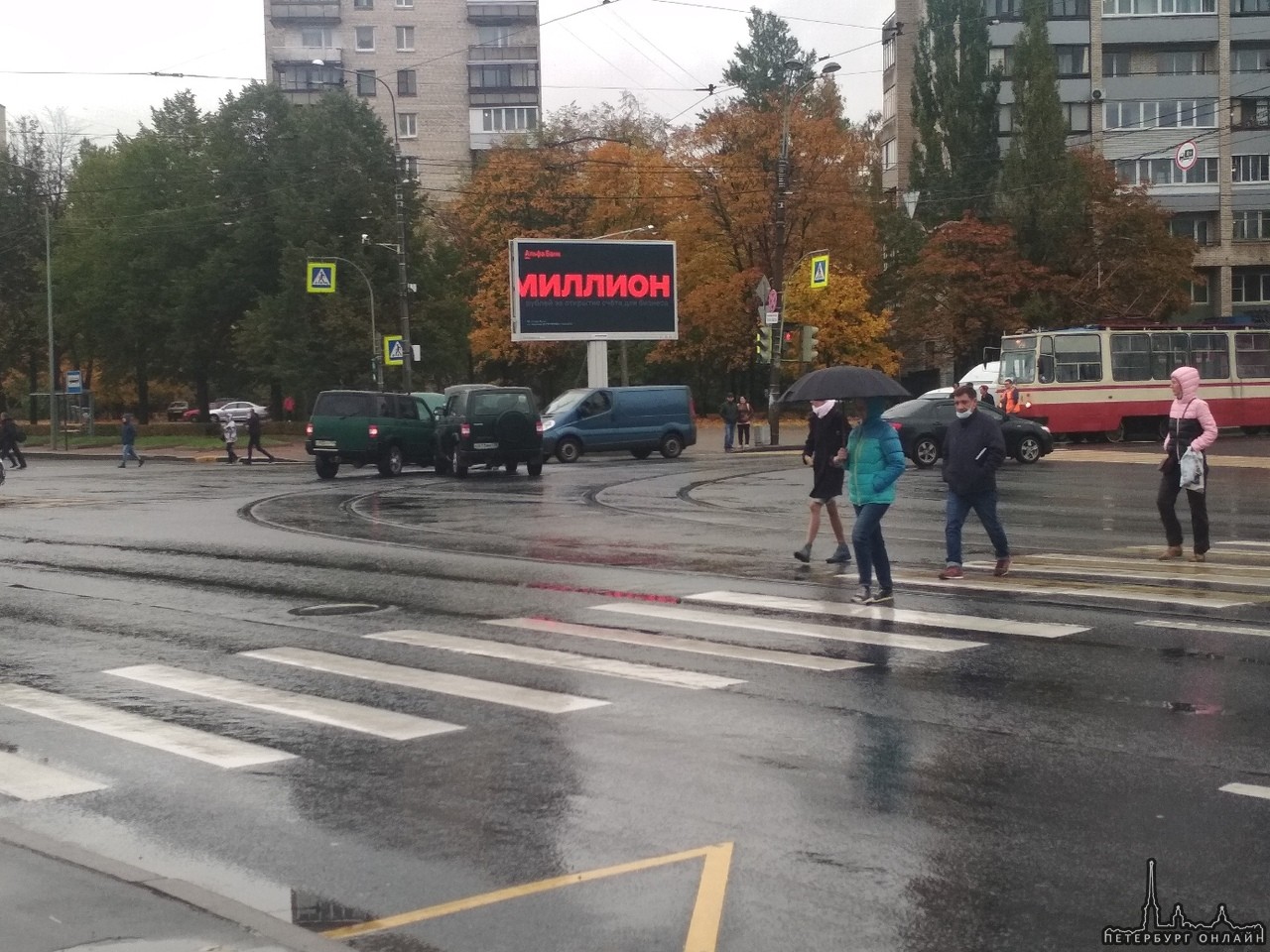 Два УАЗ Патриот притерлись прямо на трамвайных путях, на углу Пискаревского и Полюстровского. Трамва...