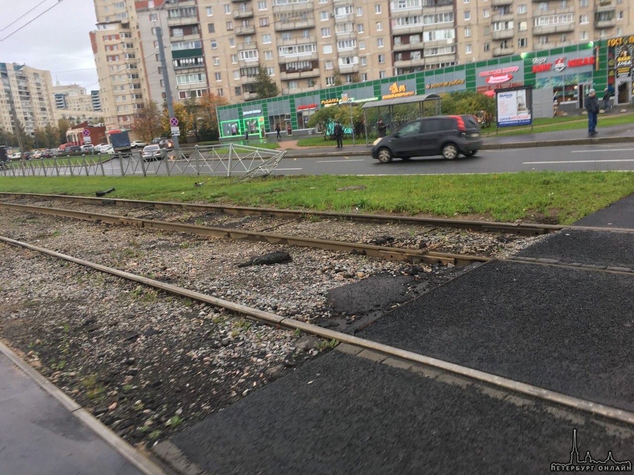 Маленький Peugeot ждёт трамвая Стародеревенской рядом с Камышовой