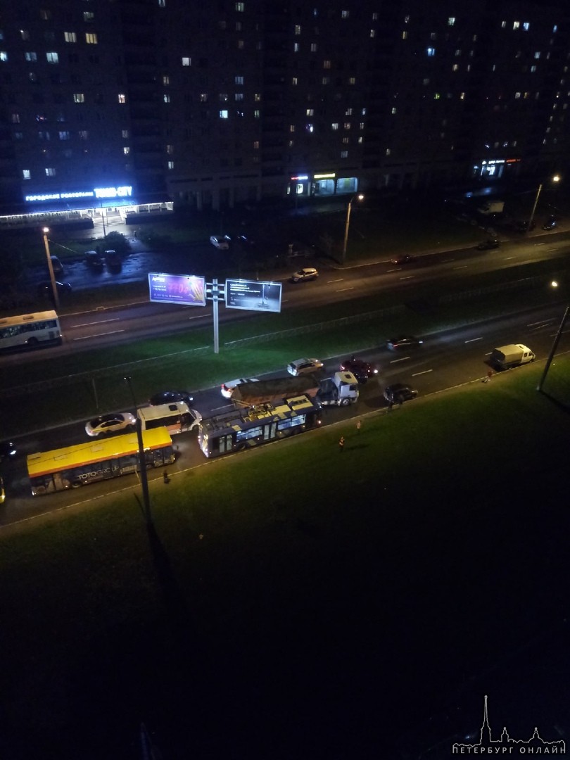 На Богатырском напротив Пятерки притерлись два автомобиля, заблокировав проезд. Образовался караван ...