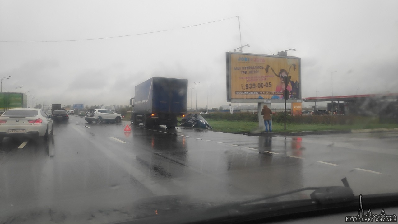 Авария из трёх участников на Пулковском шоссе в сторону города напротив заправки Серкл Кей.