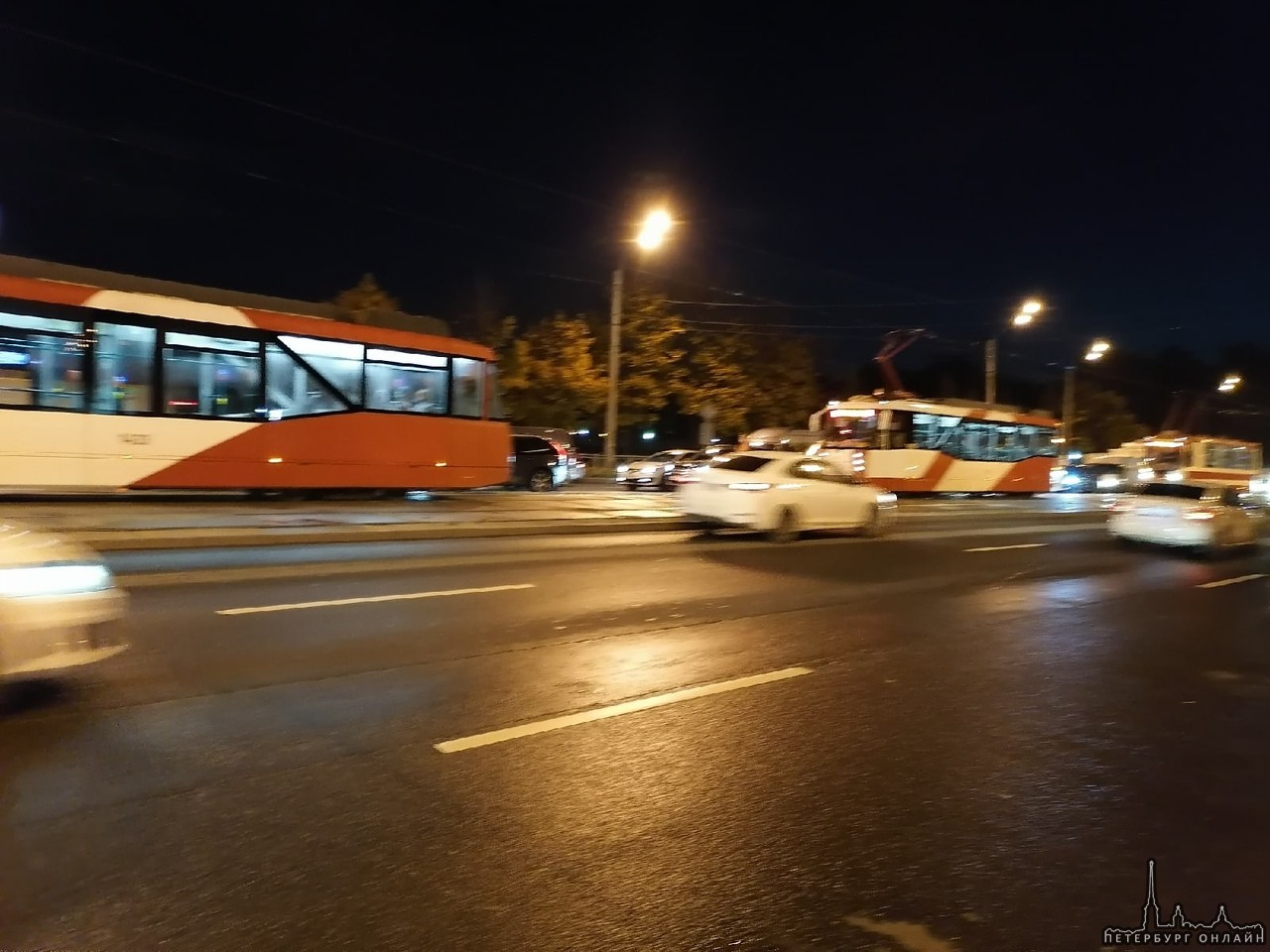 ДТП на Салова перед перекрестком с Бухарестской в сторону Софийской. Трамваи встали.