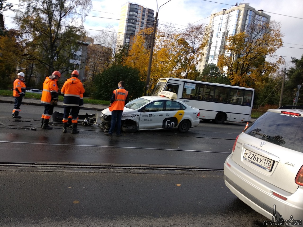 Яндекс такси остановил трамваи на спуске с Поклонной горы.
