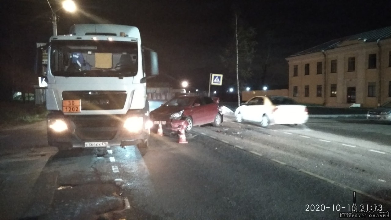 В Отрадном на Неве столкнулись 3 машины ,одна в канаве другие на фото