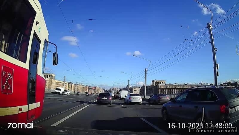 Hyundai устроила ДТП на мосту Александра Невского, вовремя не остановившись. время и дата верные.