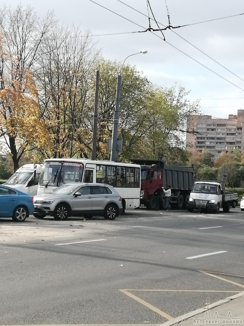 На проспекте Ветеранов, перед Маршала Жукова, в сторону метро самосвал въехал в 20 маршрутку