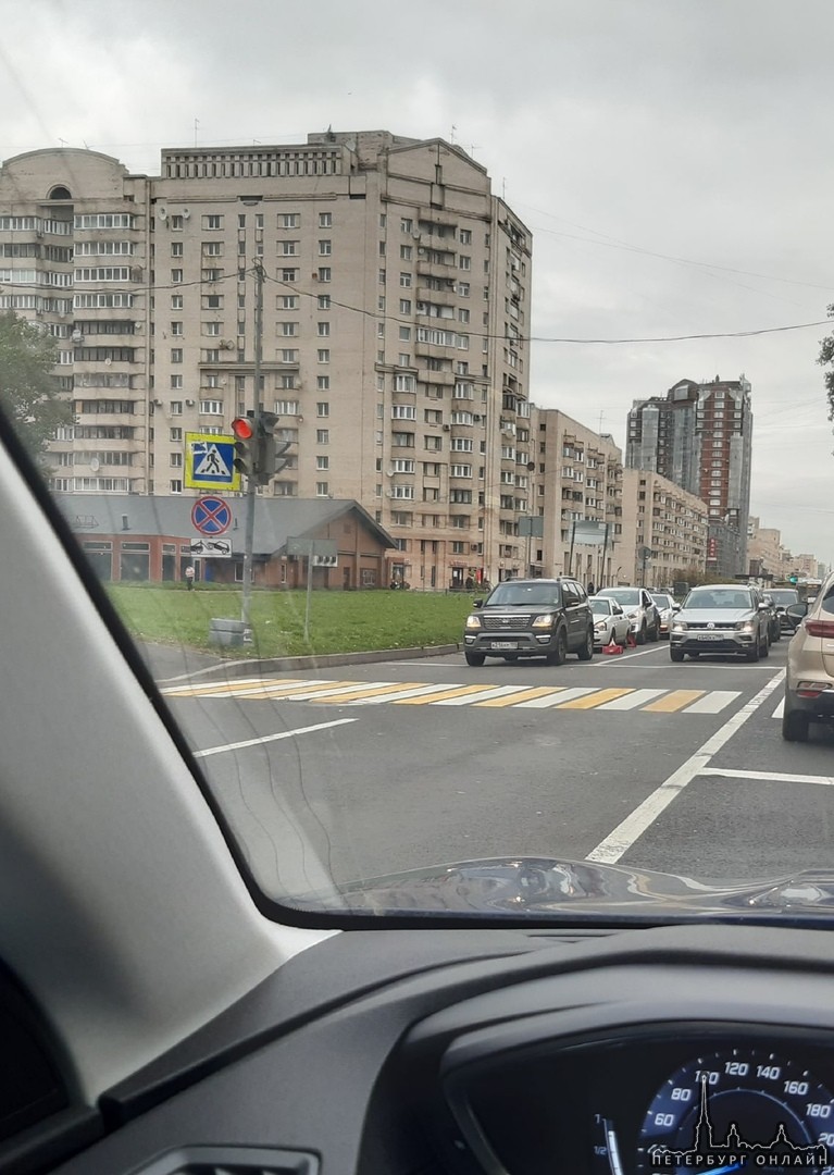 На Варшавской, перед Краснопутиловской, собрался паровозик из четырёх автомобилей. Четвёртый- Порше ...