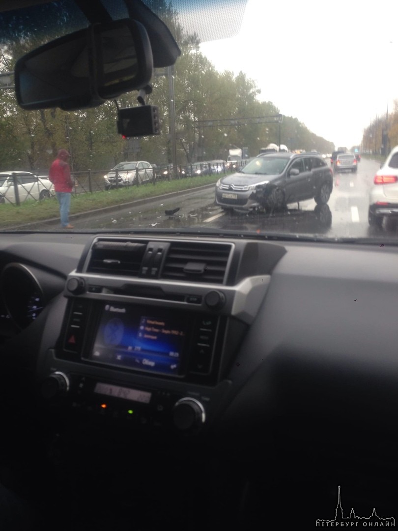 2 машины столкнулись на Витебском у перекрёстка с Благодатной. Вторую не успел сфоткать