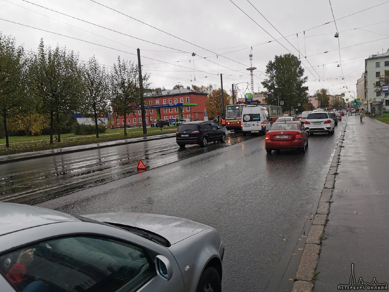Кого-то сбили на путях в районе Нейшлотского переулка, трамваи встали, скорые на месте