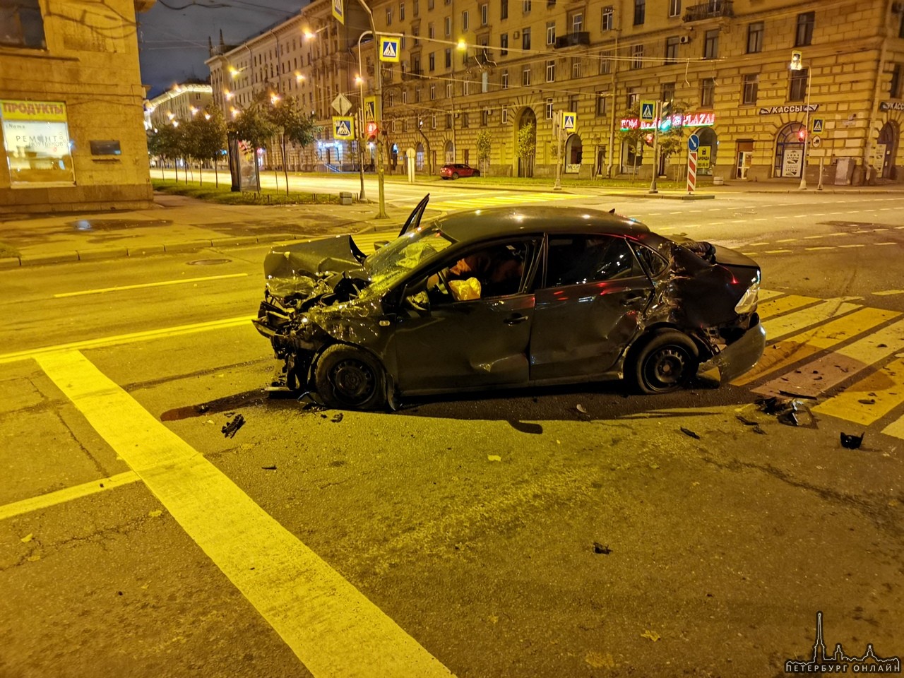 Серьёзное ДТП произошло на пересечении проспекта Стачек и улицы Зенитчиков около 3:20 ночи 20 октябр...
