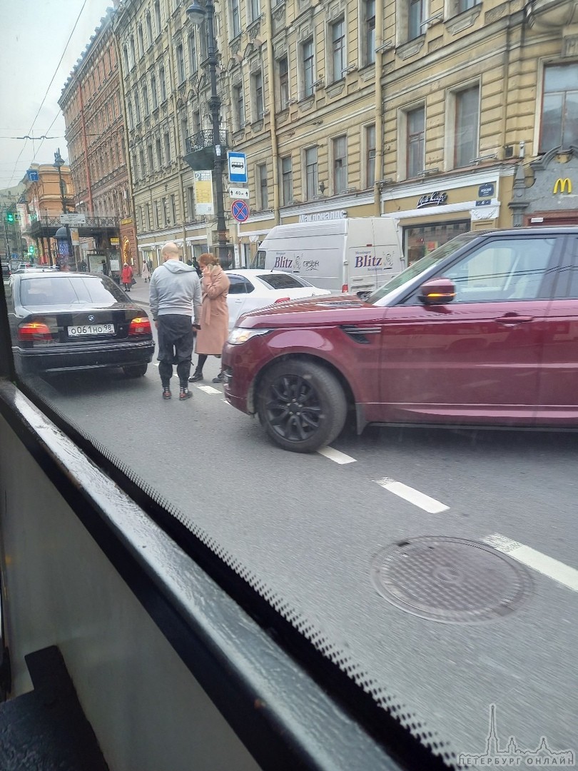 Несерьезное дтп на повороте с Рубинштейна на Невского, стоят проезду мешают