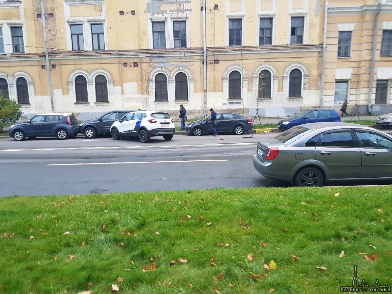 Каптюр от Яндекс Драйва на Введенинском канале врезался в припаркованный SsangYong и два других авто...