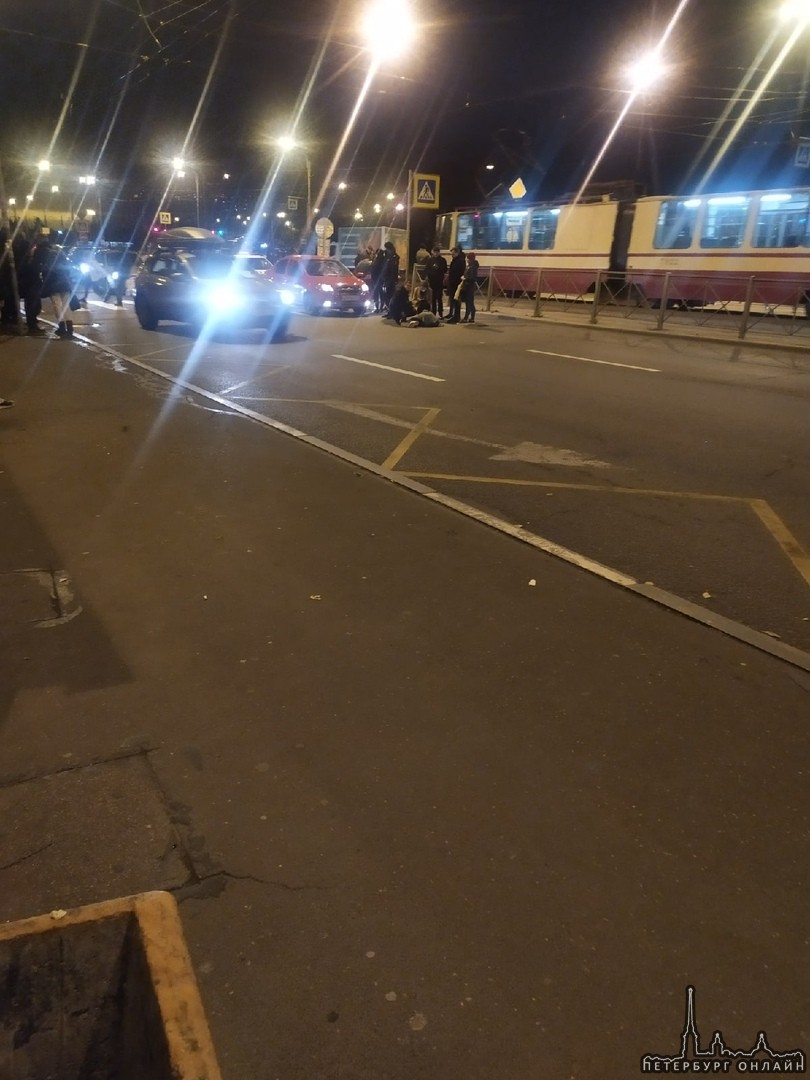 Сбили 3 пешеходов на перекрестке Товарищеского и Дыбенко все живы. Службы на месте. Пробка в сторону...