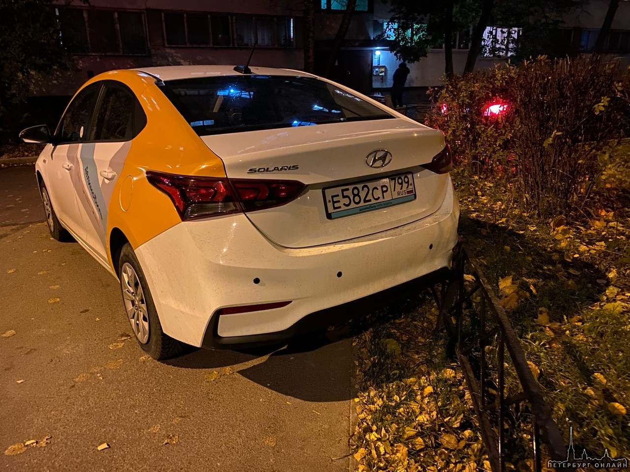 Пользователь каршеринга Делимобиль успешно доехал до дома и припарковал автомобиль на Добровольцев 6...