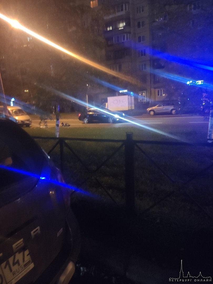 Напротив дома 42 по проспекту ударников Mercedes сбил человека. Мужчина накрыт.