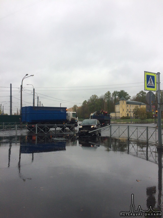 На перекрёстке Караваевской и улицы Дмитрия Устинова, машина врезалась в забор. В машине были две де...