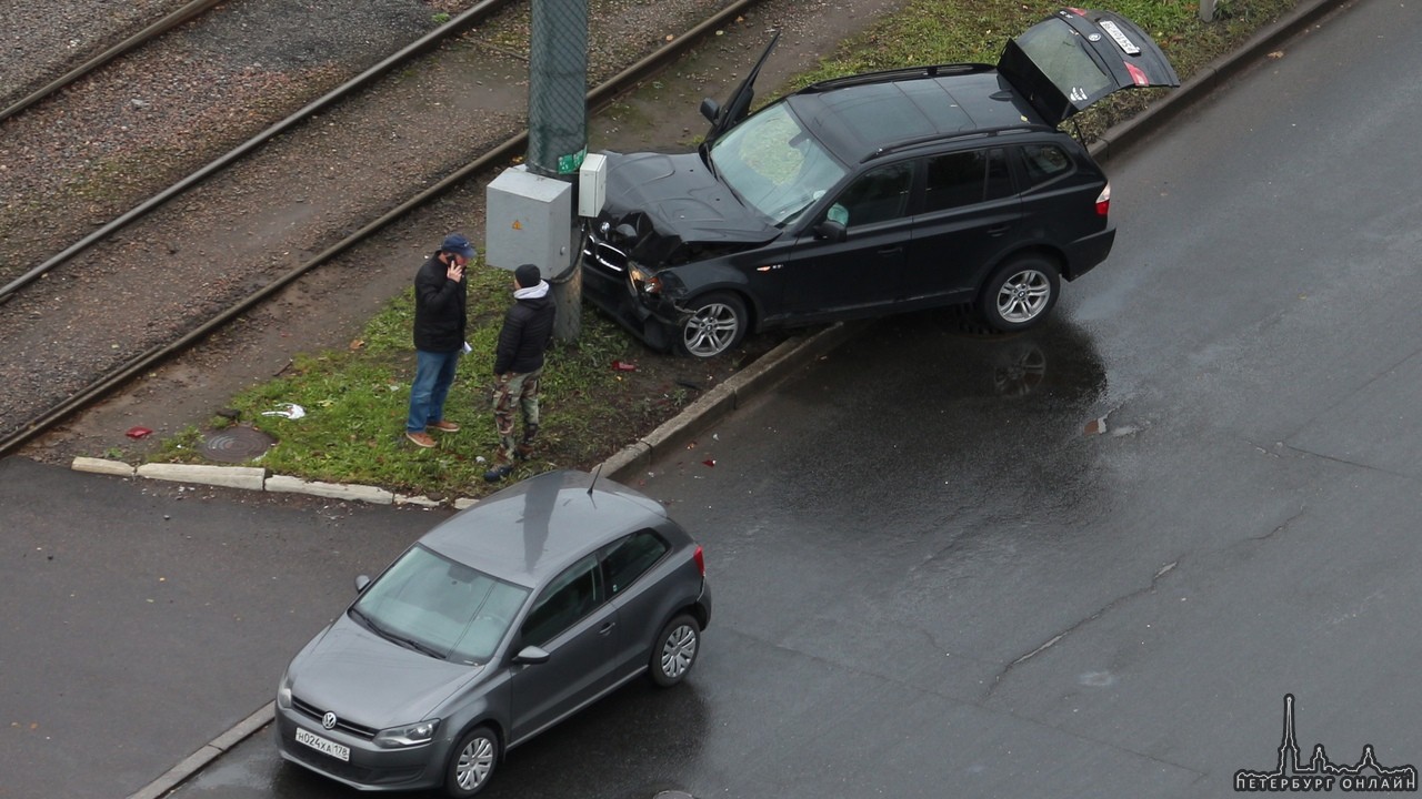 Днем произошла авария в Рыбацком между VW Polo и BMW X3 на пересечении проспекта Обуховской обороны ...