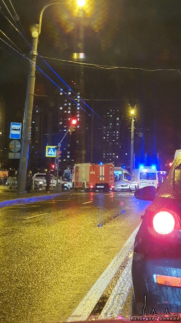 Жесть на перекрёстке Славы и Пражской: авто в смятку + автобус. Пожарная, 4 скорых стоят в окружении