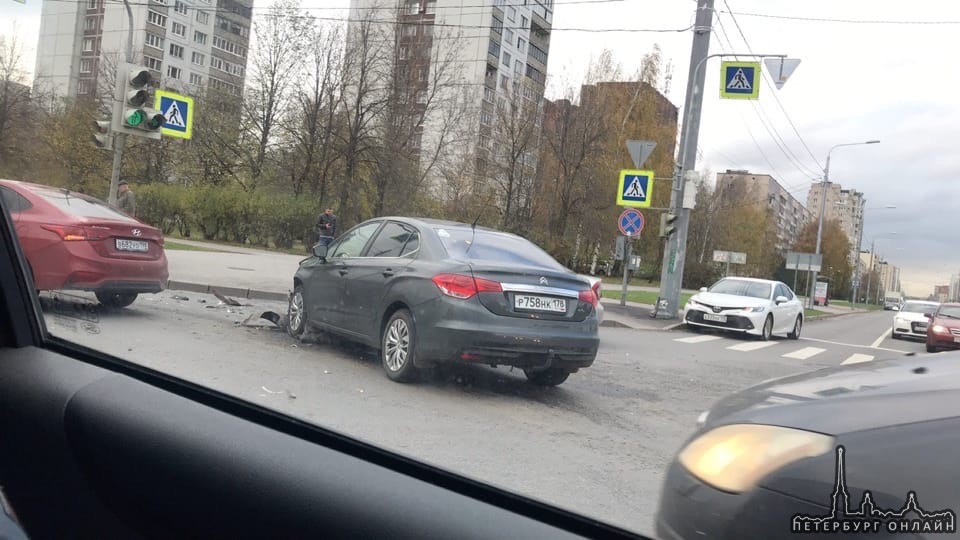 Ситроен и Hyundai столкнулись на пересечении Энтузиастов и Передовиков.