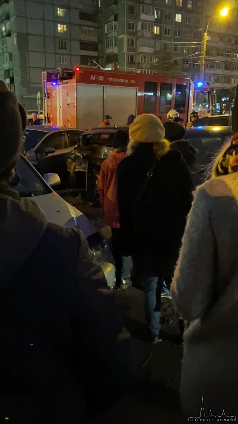 Серьезная авария на проспекте просвещения 30к1, напротив магазина Перекресток.