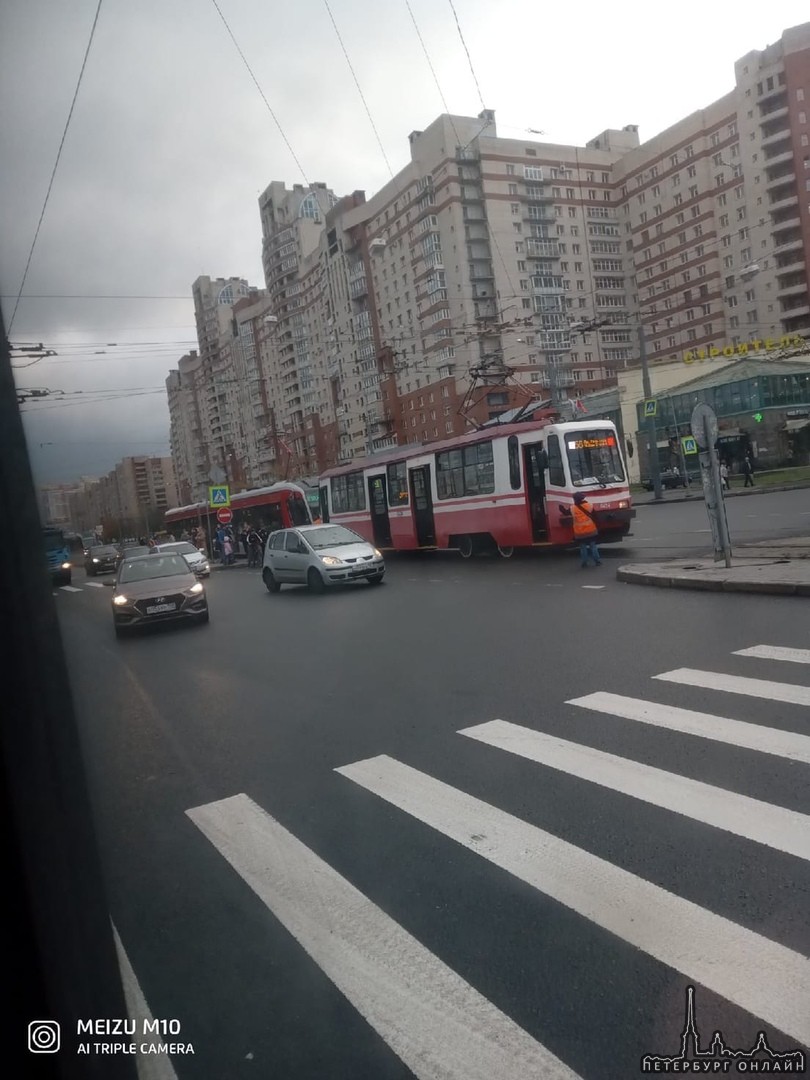 На проспекте Просвещения встал 58 трамвай.