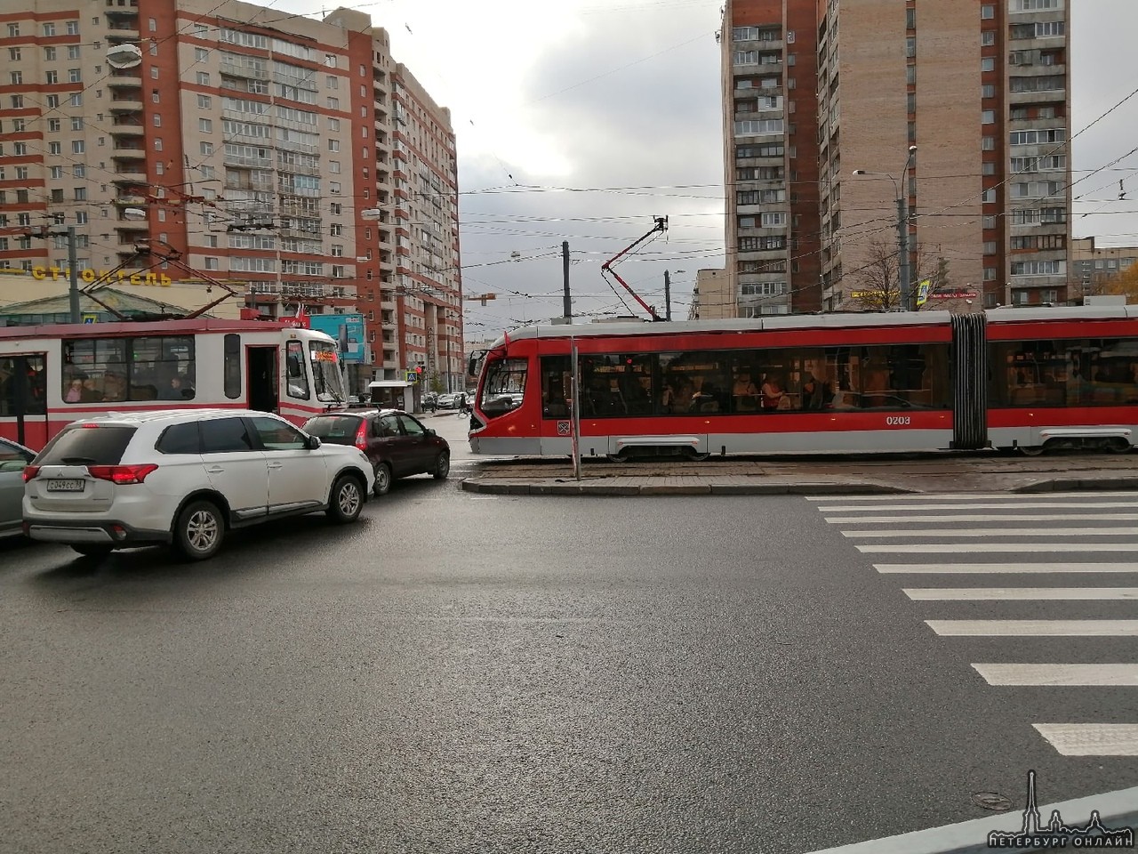 На проспекте Просвещения встал 58 трамвай.