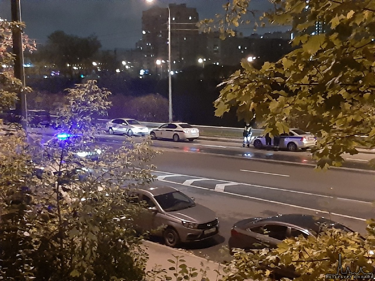 На Белградской напротив дома 46, ДПС на одного водителя делимобиля надели наручники и посадили в слу...