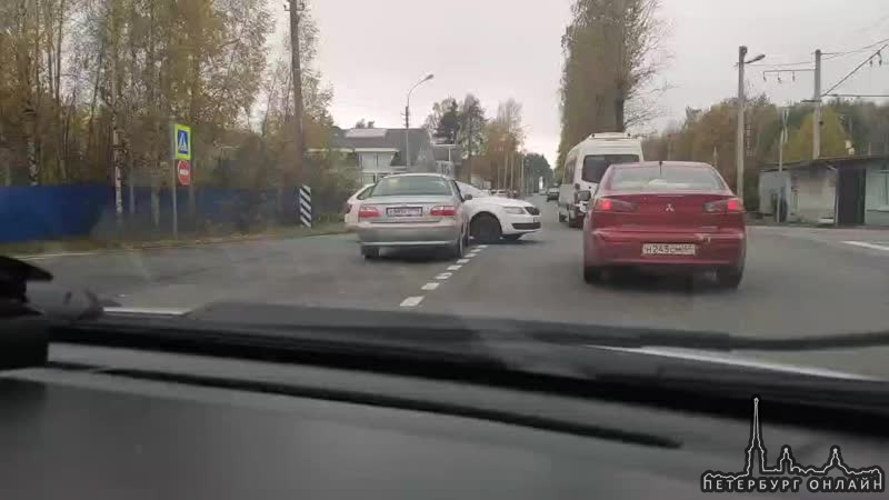 Авария в Ольгино на пересечении Приморского шоссе и Коннолахтинского проспекта между Фиатом и Шкодой