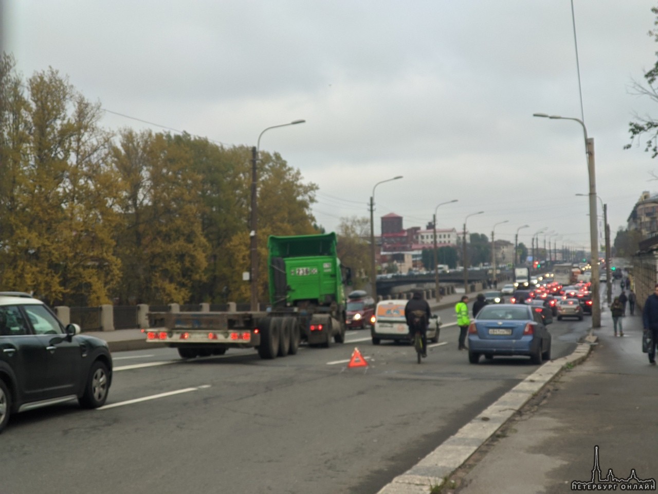 Авария на Гутуевском мосту Лада законфликтовала с Тойотой Проезду мешают, но не сильно