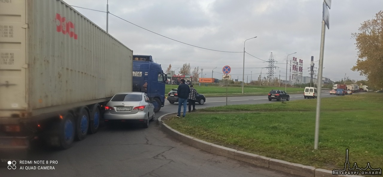 Грузовик прижал Нисан на съезде с путепровода Автово.