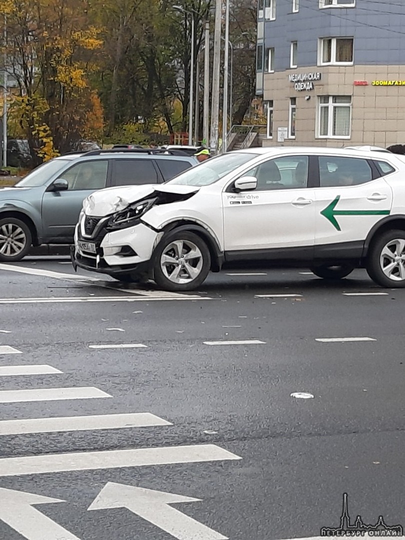 Nissan каршеринга сломал Крузу колесо на перекрёстке Верности и Гражданского, вроде не сильно меша...