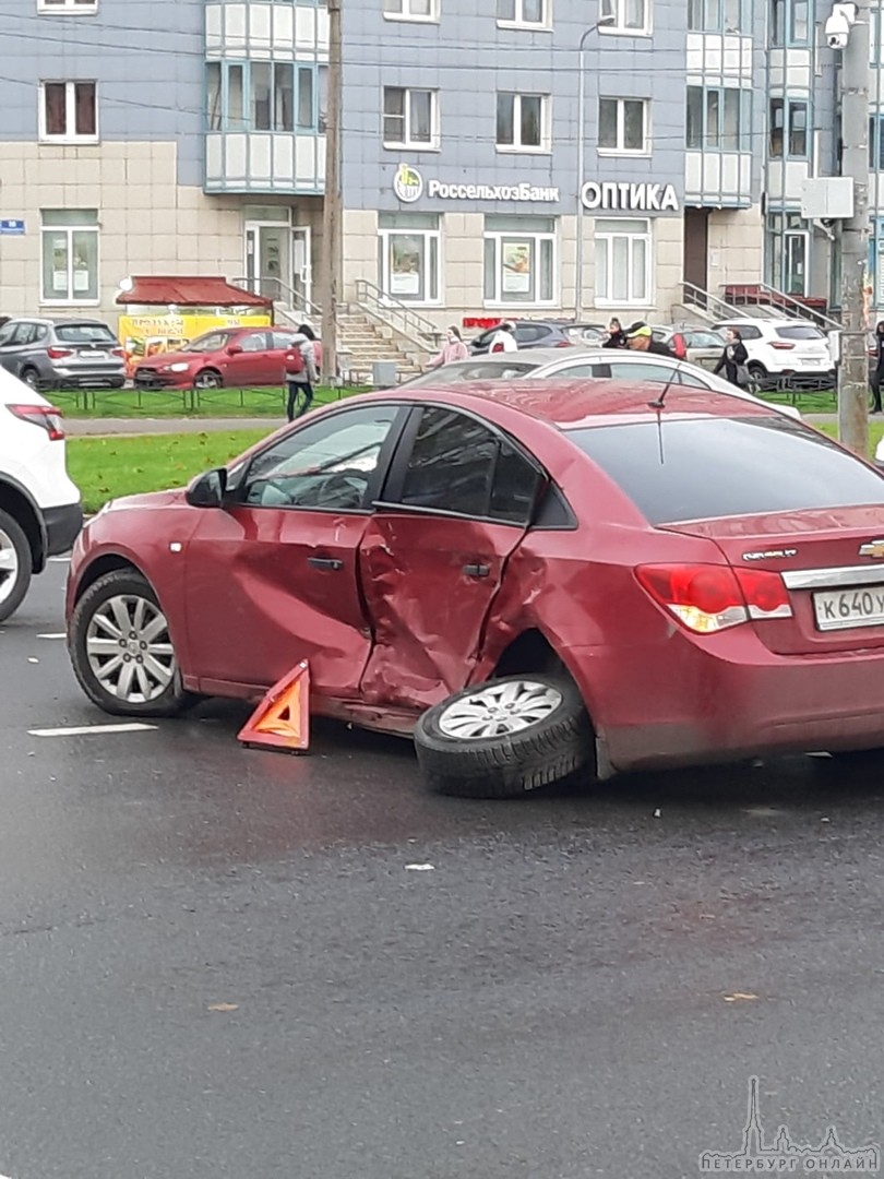 Nissan каршеринга сломал Крузу колесо на перекрёстке Верности и Гражданского, вроде не сильно меша...