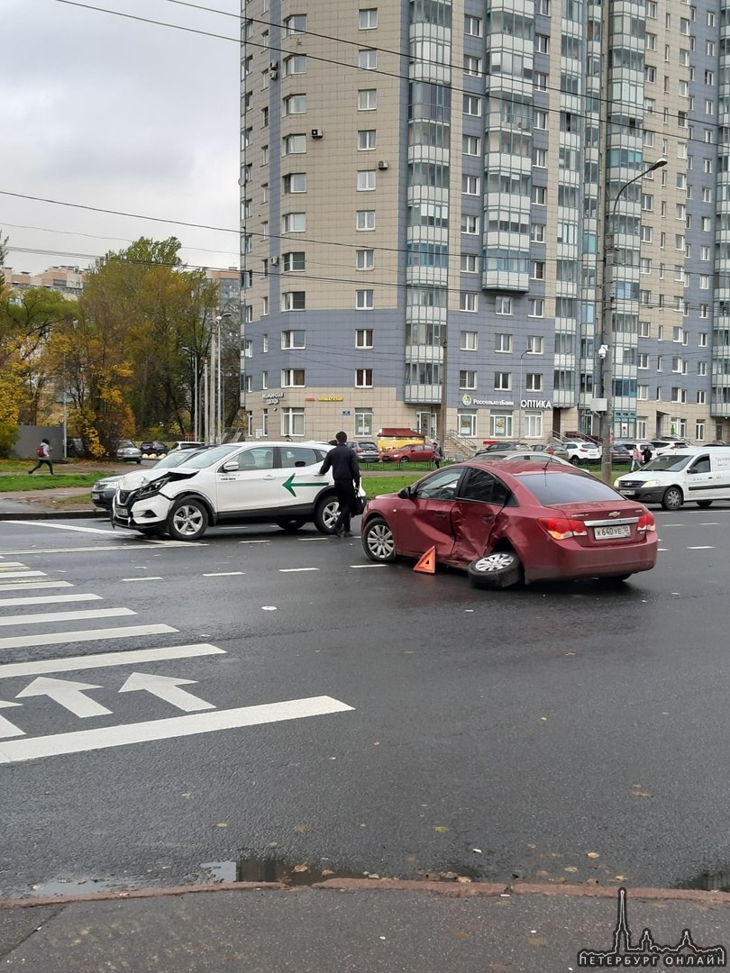 Nissan каршеринга сломал Крузу колесо на перекрёстке Верности и Гражданского, вроде не сильно меша...