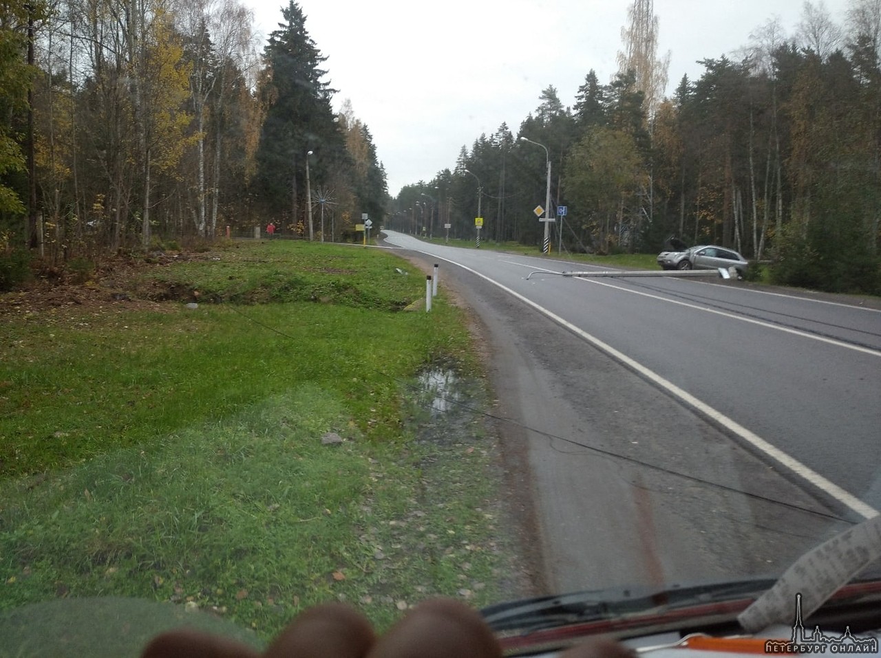 Дтп на подъезде к Смолячково. В кювете стоит внедорожник и на дороге лежат поваленные столбы. Объезд...