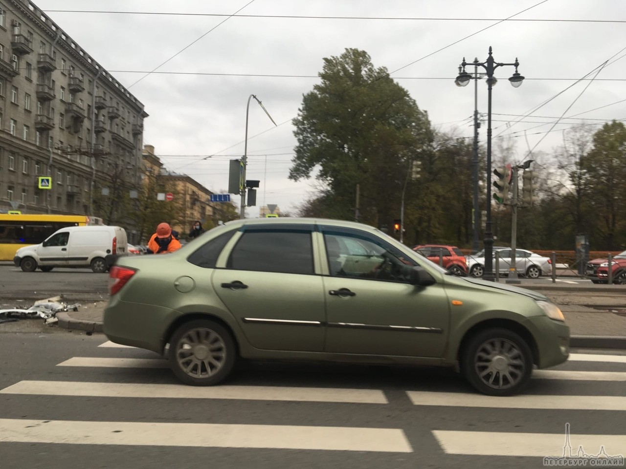 Московский проспект и Кузнецовская столкнулись Киа и ford . Киа выбросило на трамвайные пути. Трамва...