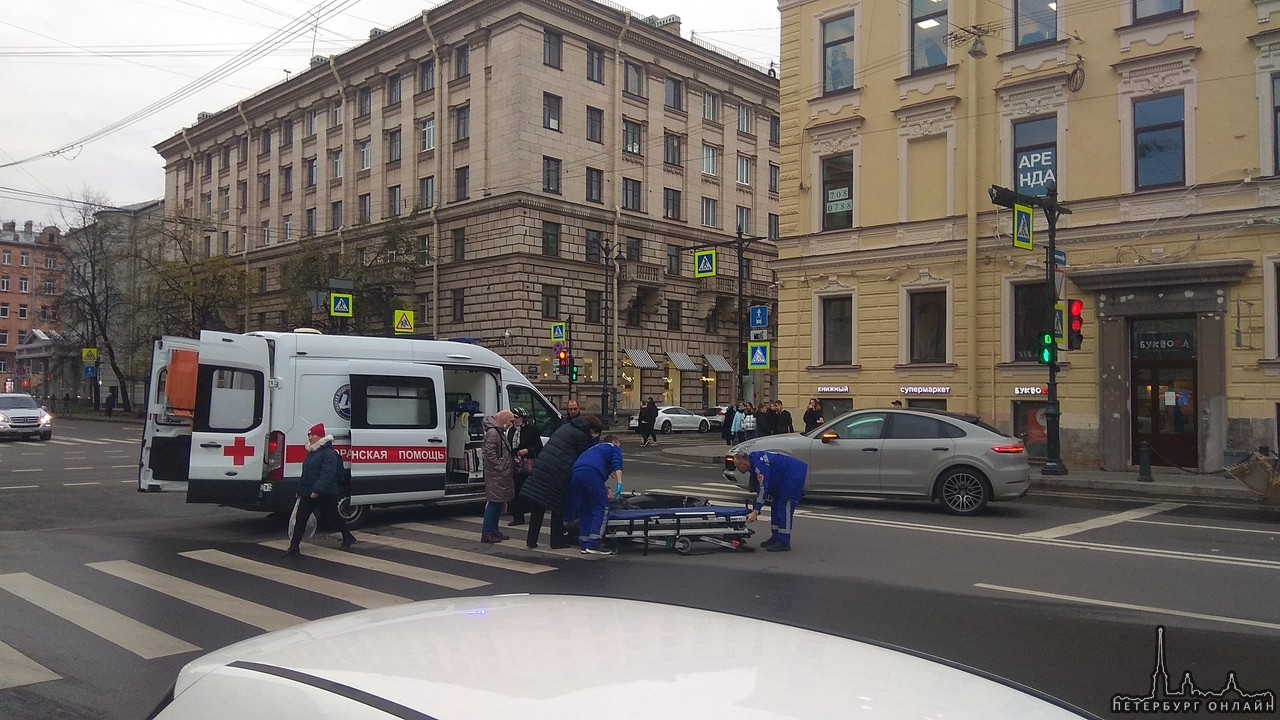Мопедист испугался девушку на Порше Каен купэ и сам упал на перекрестке Большого проспекта Петроград...