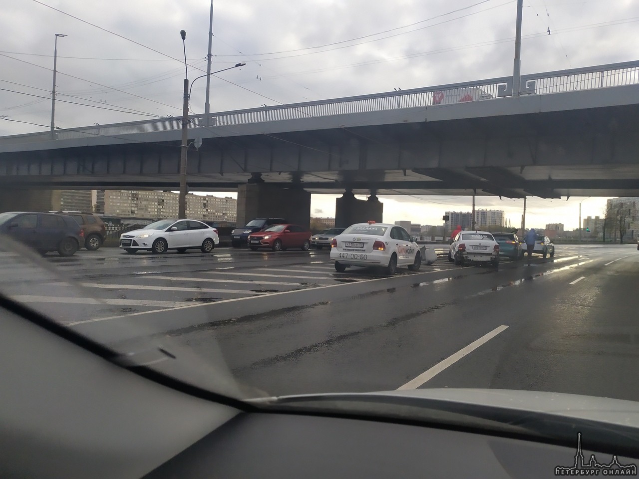 Два Ситимобиля оторвали друг другу бамперы под Володарский мостом