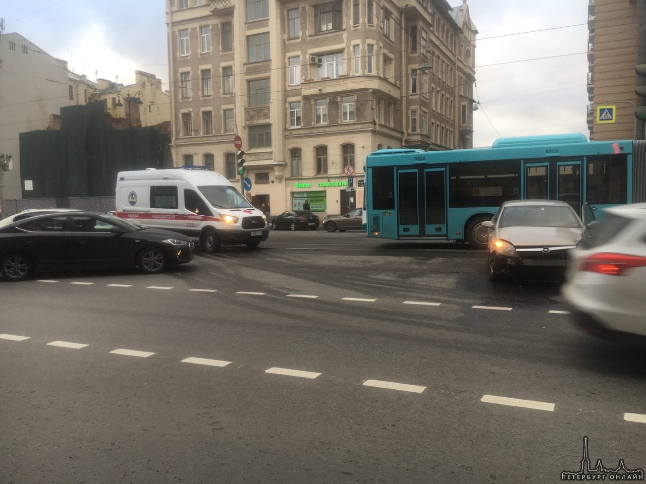 На Лиговском 124, Опель не пропустил автобус