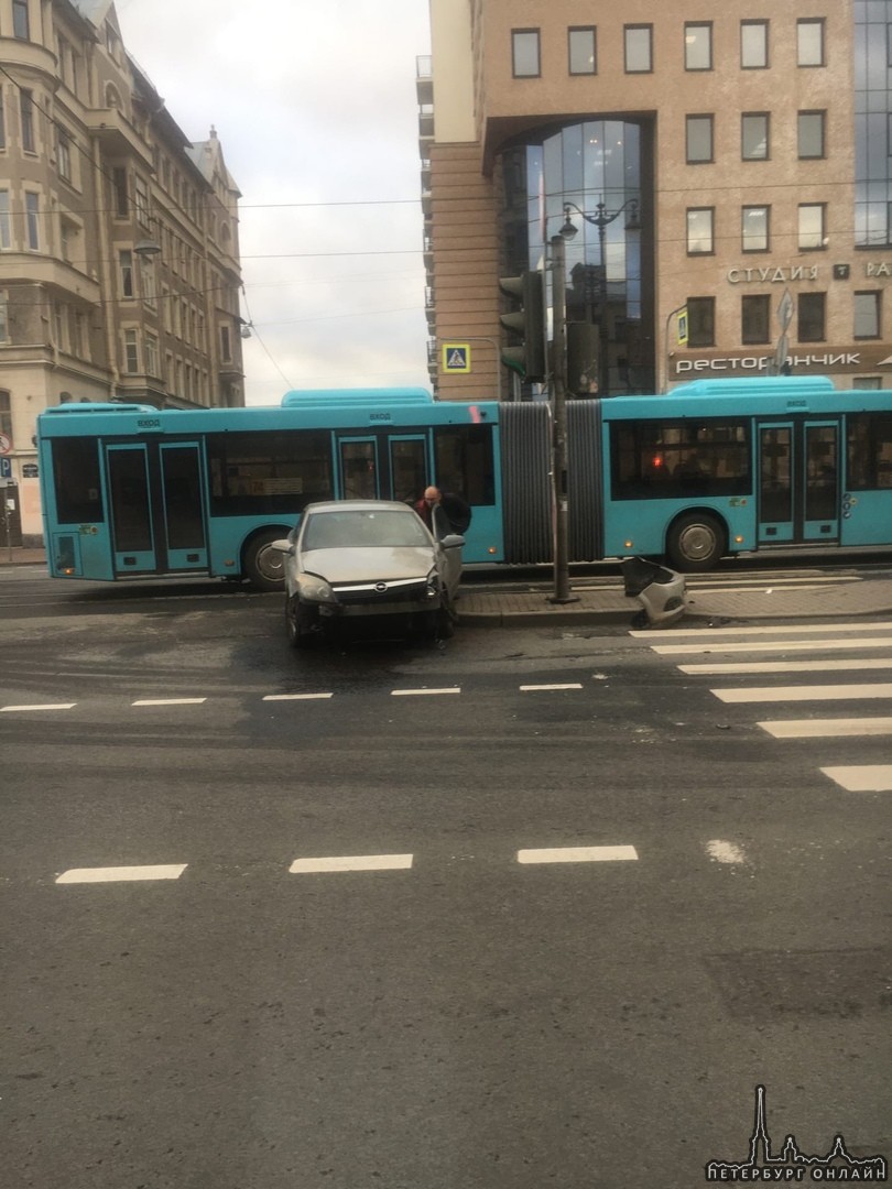 На Лиговском 124, Опель не пропустил автобус