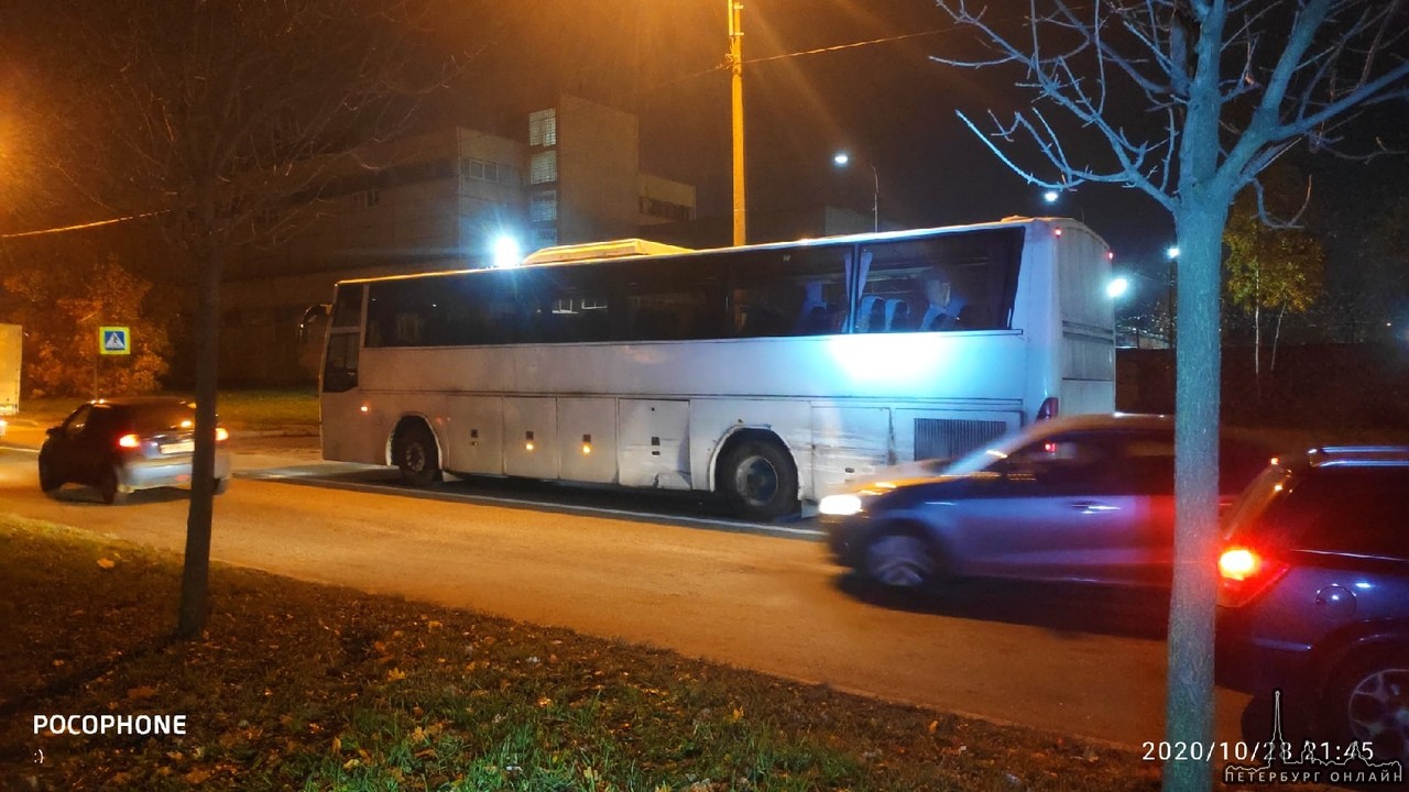 Автобус прочертил микроавтобус на Трамвайном проспекте.