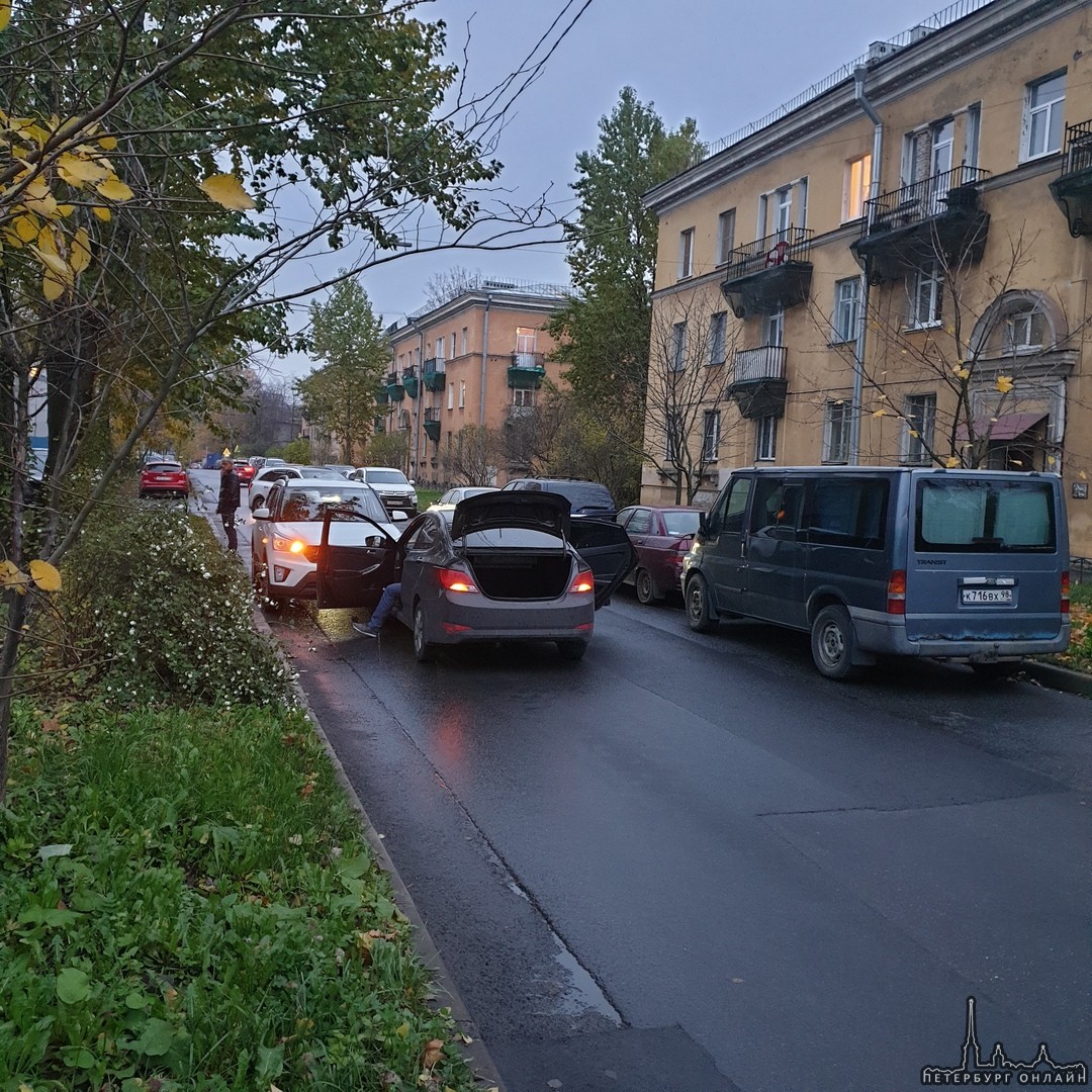 Лазейка возле Елизаровской под названием ул. Пинегина, где умные люди обычно опережают тянучку по Об...