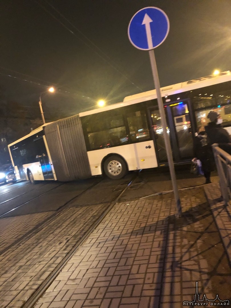 На Бухарестской, на развороте, возле Университета Кино и Телевидения, сломался автобус. Трамваи в об...