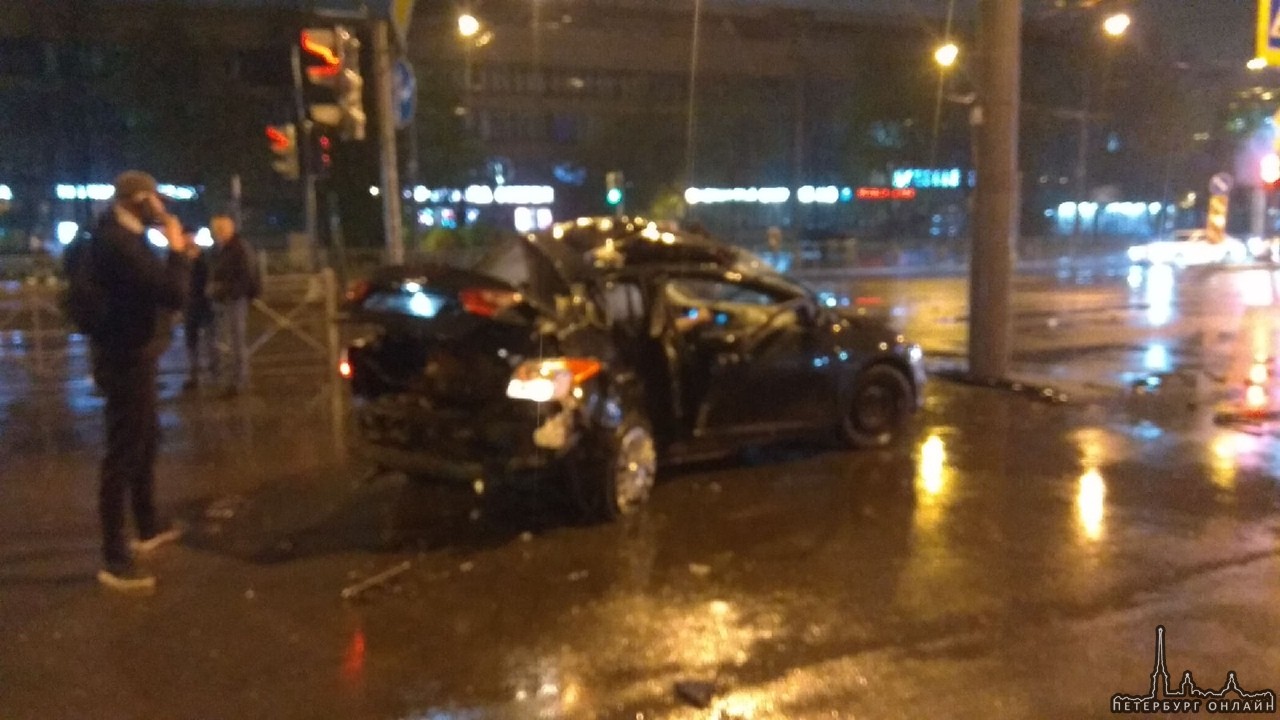 Авария перед метро Кировский завод на Стачек. Легковушка видимо сложилась о столб.